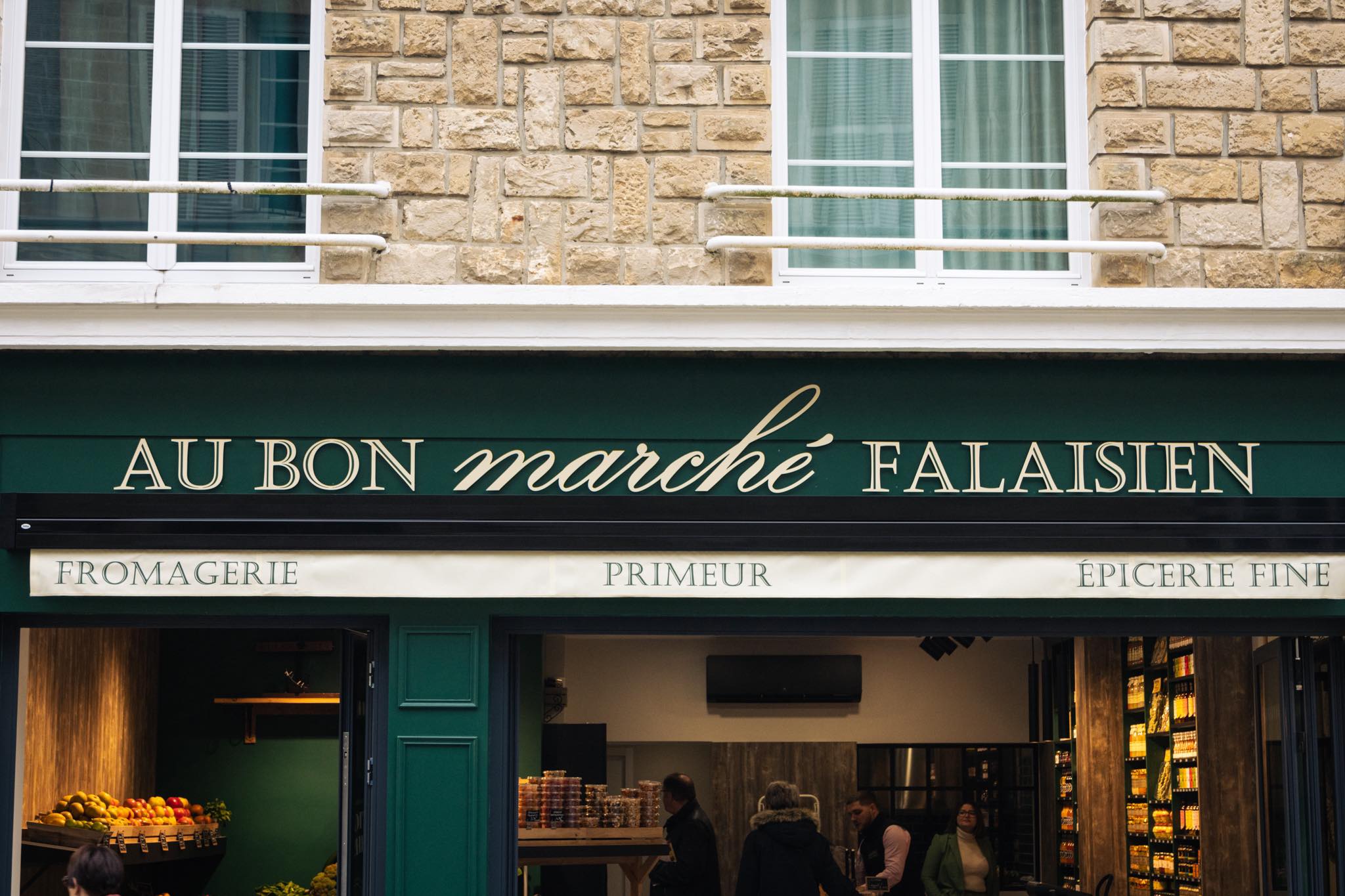 Au Bon Marché Falaisien – façade de la boutique à Falaise